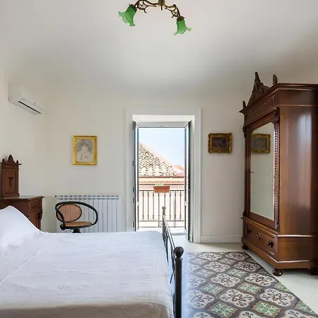 Vittorio Emanuele Street House Чефалу