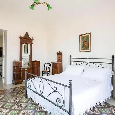Vittorio Emanuele Street House * Чефалу