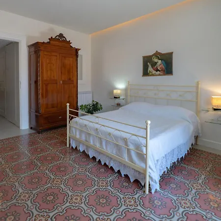Vittorio Emanuele Street House *